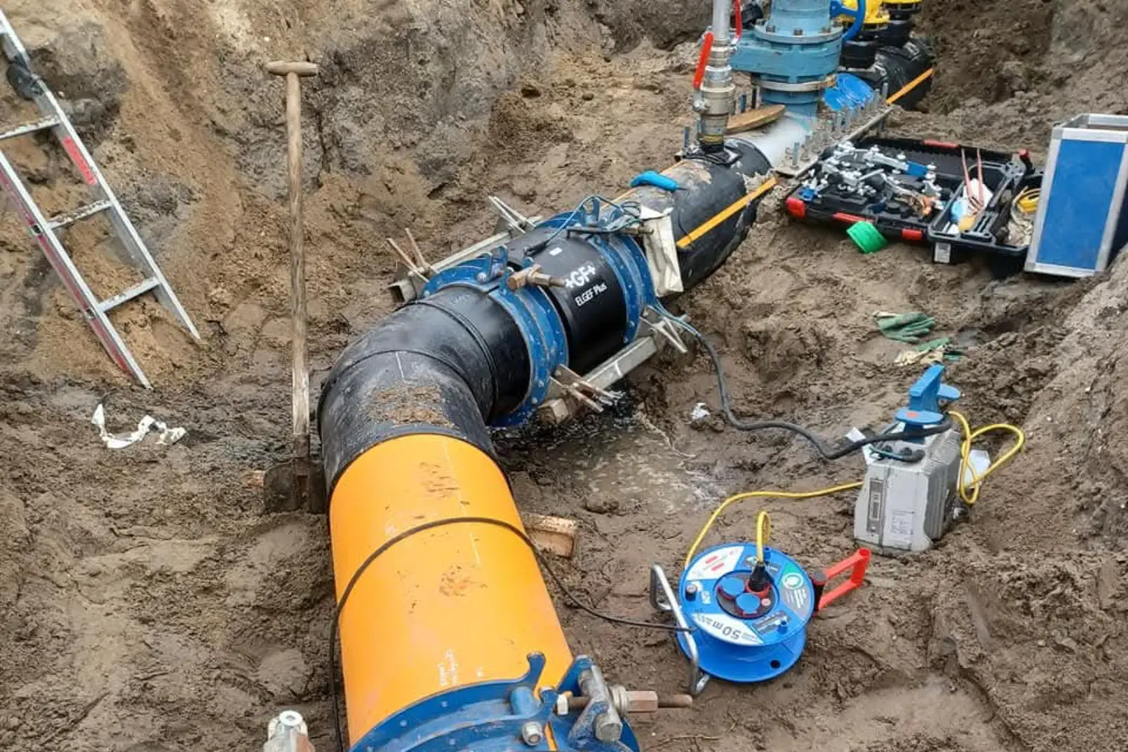 400mm gasleiding met 45-graden bocht en blauwe klemmen
