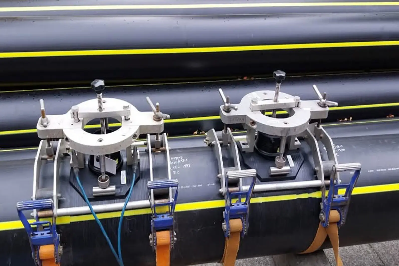 Afblaaszadel 400mm (TL-zadel) op een gasleiding