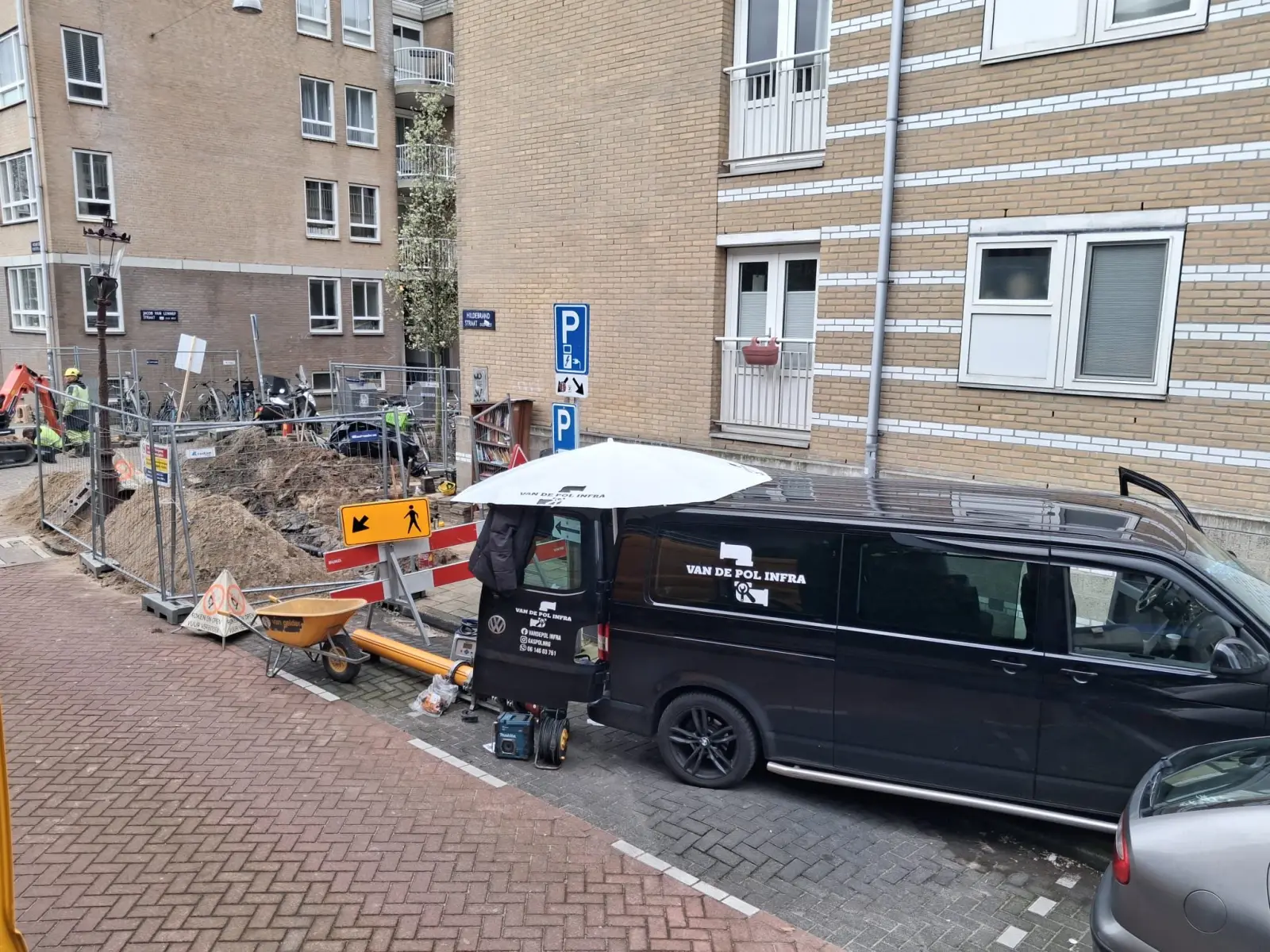 Werklocatie van Van de Pol Infra met afgezette werkput en materieel
