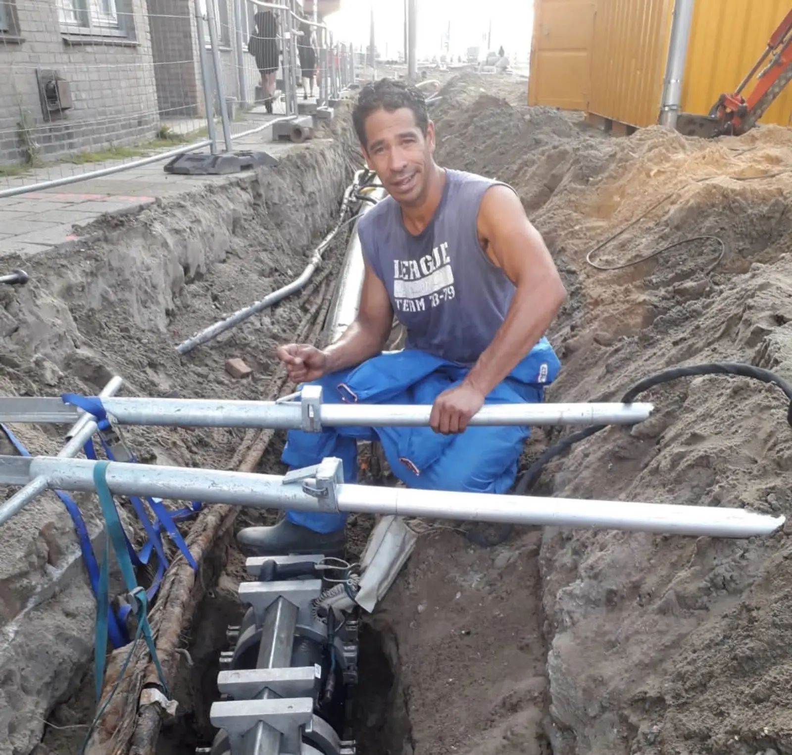 Joel van de Pol aan het werk in een werkput aan het gasnetwerk